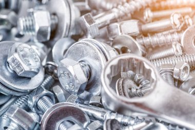 Çeşitli metal aletlerle kompozisyon. Soketler, aletler, yayıcılar ve ısırıklar. Fındık ve cıvatalarda anahtarlar. Endüstriyel arka plan. Çeşitli vidaları yakın plan. Arkaplan için kullan, 