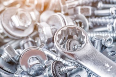 Çeşitli metal aletlerle kompozisyon. Soketler, aletler, yayıcılar ve ısırıklar. Fındık ve cıvatalarda anahtarlar. Endüstriyel arka plan. Çeşitli vidaları yakın plan. Arkaplan için kullan, 