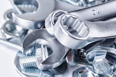 Çeşitli metal aletlerle kompozisyon. Soketler, aletler, yayıcılar ve ısırıklar. Fındık ve cıvatalarda anahtarlar. Endüstriyel arka plan. Çeşitli vidaları yakın plan. Arkaplan için kullan, 