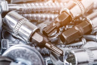 Çeşitli metal aletlerle kompozisyon. Soketler, aletler, dişliler ve ısırıklar. Vidalar ve çiviler. Endüstriyel arka plan. Çeşitli vidaları yakın plan. Arkaplan için kullan, 