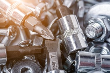 Çeşitli metal aletlerle kompozisyon. Soketler, aletler, dişliler ve ısırıklar. Vidalar ve çiviler. Endüstriyel arka plan. Çeşitli vidaları yakın plan. Arkaplan için kullan, 