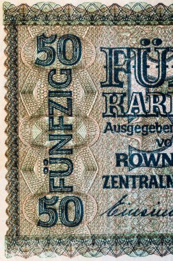 Eski kağıt banknotların eski parçaları. 50 karbovanez Ukrayna senedi. 1942 'de Alman İmparatorluğu' nun parasını işgal eden Rovno