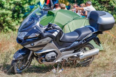 Ukrayna, Kyiv - Temmuz 09 2011: Motosiklet fuarında çok sayıda motosiklet. Motosiklet parçaları yakın plan. Şehir Bisikletçileri Festivali.