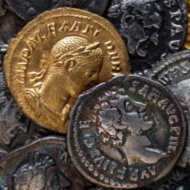 Roma altın ve gümüşü hazinesi. Trajan Decius. MS 249-251. AV Aureus. Roma İmparatorluğu 'nun eski sikkesi. Otantik gümüş denarius, antoninianus, antik Roma' nın aureus 'u..