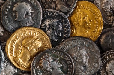 Roma altın ve gümüşü hazinesi. Trajan Decius. MS 249-251. AV Aureus. Roma İmparatorluğu 'nun eski sikkesi. Otantik gümüş denarius, antoninianus, antik Roma' nın aureus 'u..