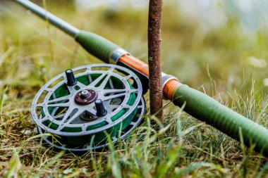 Gölde balık avı. Sazan oltaları özel tripodların üzerinde duruyor. Şafak vakti göle bakan manzaralar..
