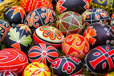 Paskalya yumurtasının geleneksel ornitoramaları -Ukrayna pibatası.Renkli paskalya yumurtaları ve geleneksel Ukrayna Slav tasarımlarının karışımı. Hristiyan bayramı için hazırlık.