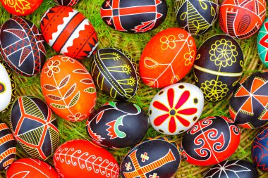 Paskalya yumurtasının geleneksel ornitoramaları -Ukrayna pibatası.Renkli paskalya yumurtaları ve geleneksel Ukrayna Slav tasarımlarının karışımı. Hristiyan bayramı için hazırlık.