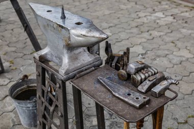 Demirci aletleri dışarıda. El örgüsü. Hummer 'ların hepsi demirci aletleri..