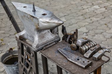 Demirci aletleri dışarıda. El örgüsü. Hummer 'ların hepsi demirci aletleri..
