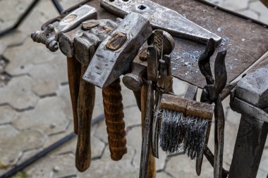 Demirci aletleri dışarıda. El örgüsü. Hummer 'ların hepsi demirci aletleri..