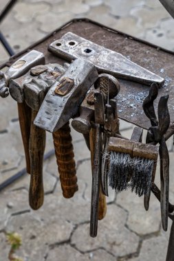 Demirci aletleri dışarıda. El örgüsü. Hummer 'ların hepsi demirci aletleri..