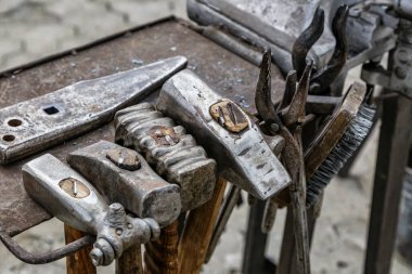 Demirci aletleri dışarıda. El örgüsü. Hummer 'ların hepsi demirci aletleri..