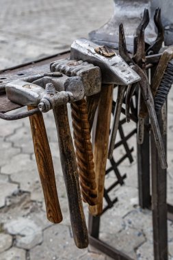 Demirci aletleri dışarıda. El örgüsü. Hummer 'ların hepsi demirci aletleri..