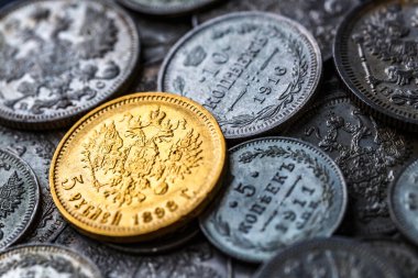 Rus İmparatorluğu 'nun altın ve gümüş sikkeleri. Arka planda 20 yüzyıl. 5 ruble Nicholas II. Rus antikalarını saymazsak..