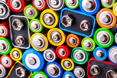 Renkli bataryaların enerji soyut arkaplanı. Eski kullanılmış piller geri dönüşüme hazır. Farklı üreticilerin kullanılmış pilleri, atık, toplama ve geri dönüşüm, Alkalin bataryası..