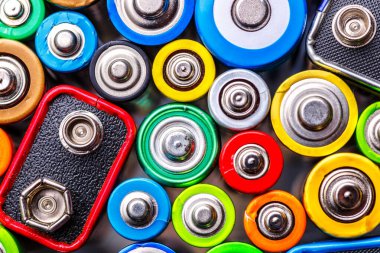 Renkli bataryaların enerji soyut arkaplanı. Eski kullanılmış piller geri dönüşüme hazır. Farklı üreticilerin kullanılmış pilleri, atık, toplama ve geri dönüşüm, Alkalin bataryası..