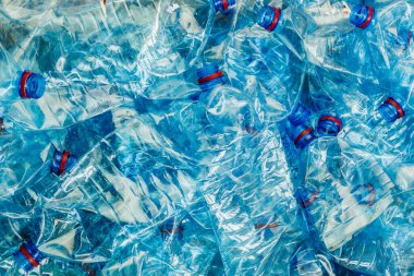 Plastik şişeler. Çevre kavramını korumak için geri dönüşüm. Kullanılan birçok boş PET şişesinin arka planı