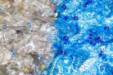 Plastik şişeler. Çevre kavramını korumak için geri dönüşüm. Kullanılan birçok boş PET şişesinin arka planı