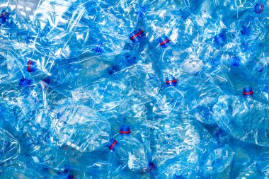 Plastik şişeler. Çevre kavramını korumak için geri dönüşüm. Kullanılan birçok boş PET şişesinin arka planı