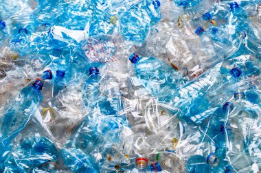 Plastik şişeler. Çevre kavramını korumak için geri dönüşüm. Kullanılan birçok boş PET şişesinin arka planı