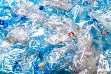 Plastik şişeler. Çevre kavramını korumak için geri dönüşüm. Kullanılan birçok boş PET şişesinin arka planı
