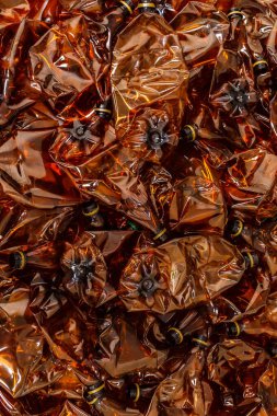 Plastik şişeler. Çevre kavramını korumak için geri dönüşüm. Kullanılan birçok boş PET şişesinin arka planı