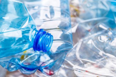Plastik şişeler. Çevre kavramını korumak için geri dönüşüm. Kullanılan birçok boş PET şişesinin arka planı