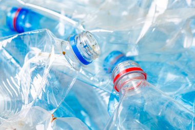 Plastik şişeler. Çevre kavramını korumak için geri dönüşüm. Kullanılan birçok boş PET şişesinin arka planı