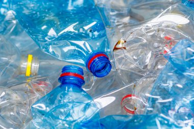 Plastik şişeler. Çevre kavramını korumak için geri dönüşüm. Kullanılan birçok boş PET şişesinin arka planı