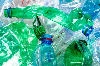Plastik şişeler. Çevre kavramını korumak için geri dönüşüm. Kullanılan birçok boş PET şişesinin arka planı