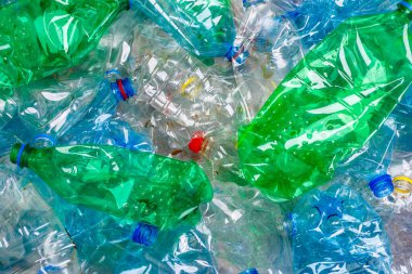 Plastik şişeler. Çevre kavramını korumak için geri dönüşüm. Kullanılan birçok boş PET şişesinin arka planı