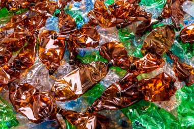 Plastik şişeler. Çevre kavramını korumak için geri dönüşüm. Kullanılan birçok boş PET şişesinin arka planı