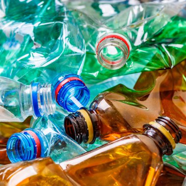 Plastik şişeler. Çevre kavramını korumak için geri dönüşüm. Kullanılan birçok boş PET şişesinin arka planı