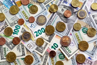 Çeşitli banknotların kapatılması. Amerikan, İngiltere ve Avrupa Birliği 'nin 100 dolarlık banknotları masaya saçıldı. Para, dolar, avro, pound, zloty.