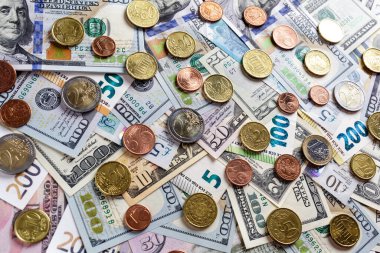 Çeşitli banknotların kapatılması. Amerikan, İngiltere ve Avrupa Birliği 'nin 100 dolarlık banknotları masaya saçıldı. Para, dolar, avro, pound, zloty.