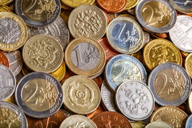 Çeşitli banknotların kapatılması. Amerikan, İngiltere ve Avrupa Birliği 'nin 100 dolarlık banknotları masaya saçıldı. Para, dolar, avro, pound, zloty.