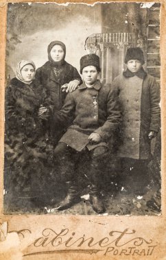 RUSSIA - 1. Dünya Savaşı 1915: St. George Haçı Şövalyesi. Ailesiyle birlikte bir askerin eski bir fotoğrafı. Fotoğraf stüdyosunda çekilmiş. Rus İmparatorluğu 1915