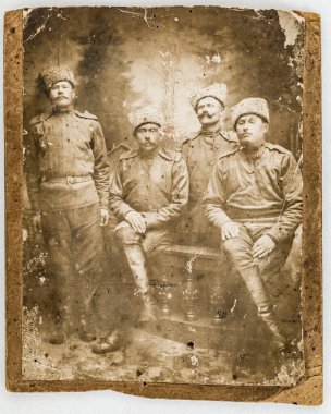 RUSSIA - CIRCA 1915: 1915 Rus İmparatorluğu fotoğraf stüdyosunda silahlı ve madalyalı askerlerin klasik fotoğrafı.