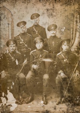 RUSSIA - CIRCA 1915: 1915 Rus İmparatorluğu fotoğraf stüdyosunda silahlı ve madalyalı askerlerin klasik fotoğrafı.