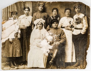 RUSSIA - CIRCA WWI 1915: Düğündeki bir grup gencin klasik fotoğrafı. Fotoğraf stüdyosunda çekilmiş. Rus İmparatorluğu 1915