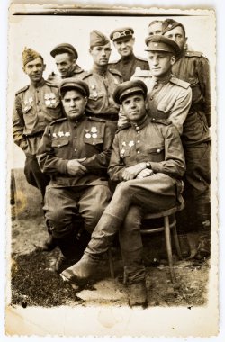 SSCB - CIRCA 1946: Eski fotoğraf, kırmızı komutanlar ve madalyalı askerlerin toplu portresi, Mart 1946