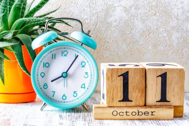 Ahşap takvim, planlama ve yönetim konsepti ve ahşap zemin üzerinde çalar saat ile birlikte 11 Ekim 'de takvime sahiptir.