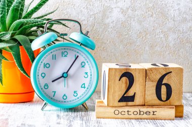 Ahşap takvim ve ahşap zemin üzerinde çalar saat ile planlama ve yönetim konsepti için 26 Ekim tarihli ahşap takvim