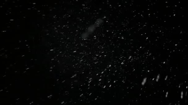 Karanlık Bir Kış Gecesinde Bir Fenerin Işığında Dağlarda Kar Yağışı — Stok video