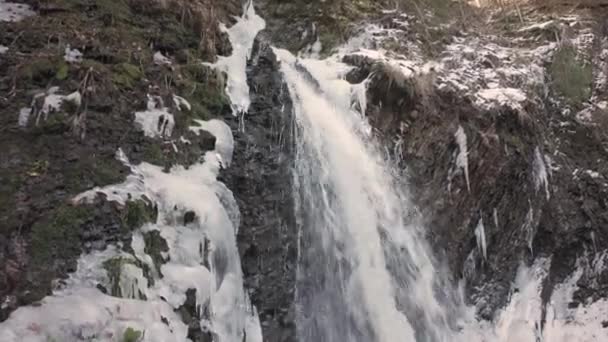 喀尔巴阡山的霜冻 谷山下的瀑布落在霍米亚克和Synyak的山峰下 把快速 洁净的水输送到Zhenets河 冰柱上结冰 — 图库视频影像