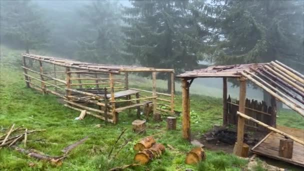 Sonbaharda Koyun Otlağı Terk Edildi Çatılar Binalardan Kaldırıldı Sis Dağlardan — Stok video