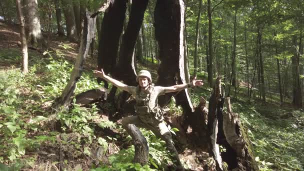 Ukrán Katona Feltárja Hihetetlenül Hatalmas Maradványa Egy Ősi Évszázados Tölgyfa — Stock videók