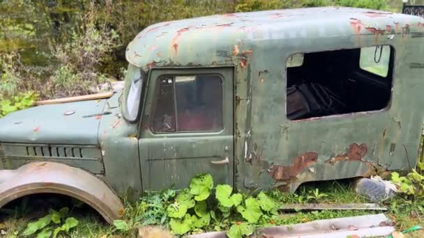 Ένα Παλιό Στρατιωτικό Αυτοκίνητο Σχεδιασμού Εγκαταλειφθεί Φθινόπωρο Καρπάθια Βουνά Ουκρανία — Αρχείο Βίντεο