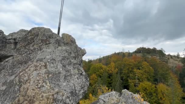 Над Древніми Сокільськими Скелями Оточеними Осіннім Лісом Карпатах Підняті Два — стокове відео